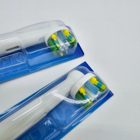 Oral-B FlossAction Replacement Brush Heads (2 Pack) - Picture 4 of 7